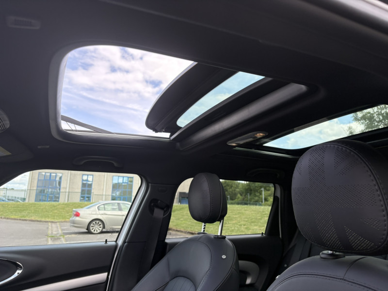 MINI John Cooper Works Clubman ALL4 - Edition Premium Plus - Toit ouvrant panoramique - Harman Kardon – Image 15